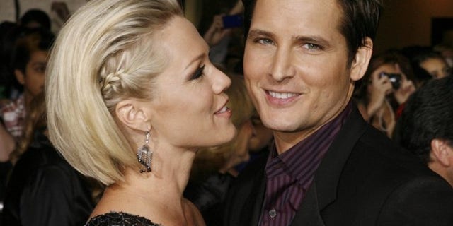 Actor Peter Facinelli, star of the new film "The Twilight Saga: New Moon" poses with his wife, actress Jennie Garth, at the film's Los Angeles premiere November 16, 2009. REUTERS/Fred Prouser (UNITED STATES ENTERTAINMENT)