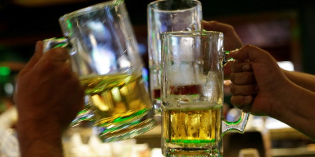 People toast with beer at a bar in Ciudad Juarez, Mexico June 20, 2017. Picture taken June 20, 2017. REUTERS/Jose Luis Gonzalez - RTS18LIE
