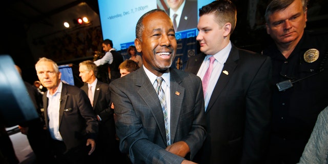 Ben Carson salue les sympathisants lors d'un arrêt de campagne en 2016 à Lakewood, Colorado.