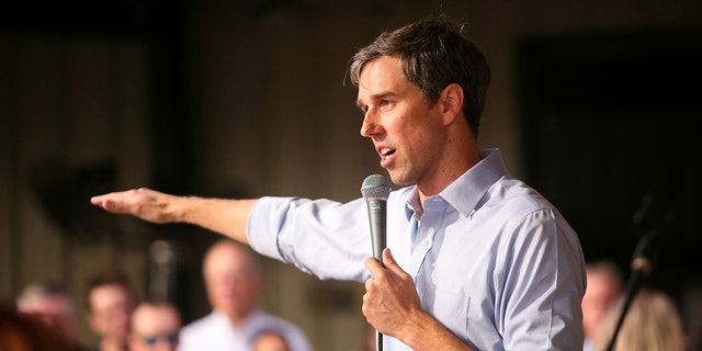U.S. Representative Beto O'Rourke (D-TX) campaigns in Houston, Texas U.S. November 11, 2017. REUTERS/William Philpott - RC155B415260