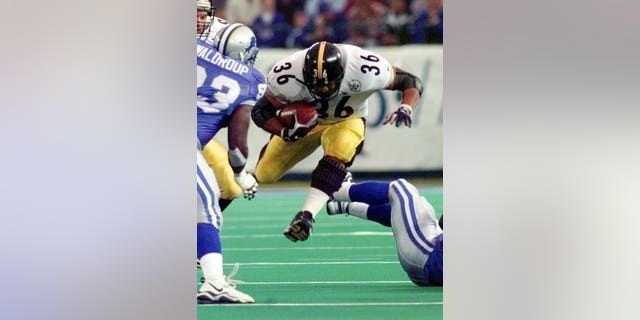 Pittsburgh Steelers running back Jerome Bettis breaks through a hole during the second quarter against the defense of the Detroit Lions in Pontiac, Mich., Thursday, Nov. 26, 1998. (AP Photo/Duane Burleson)