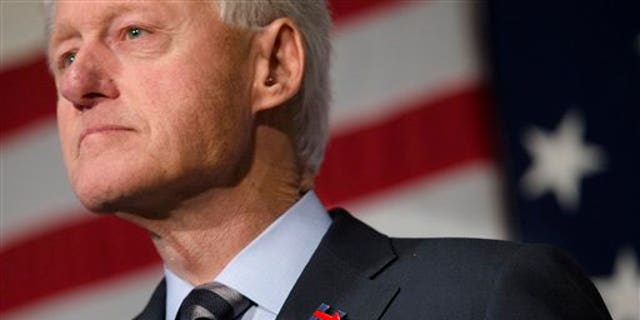 Eski Başkan Bill Clinton, cumhurbaşkanlığı öncesinde, sırasında ve sonrasında birçok kadın tarafından açıkça cinsel tacizle suçlandı ve ayrıca Beyaz Saray stajyeri Monica Lewinsky ile oldukça kamuoyuna açık bir ilişkiye girdi.