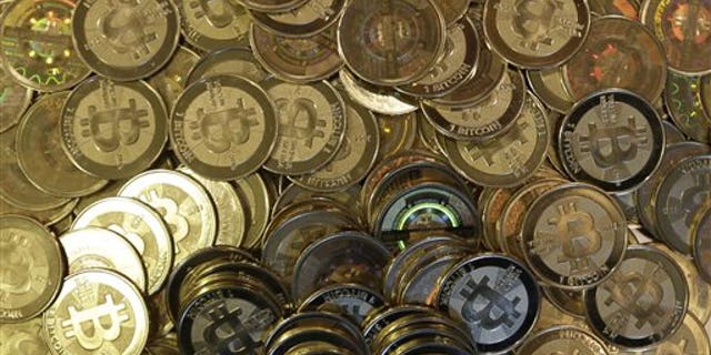 DOSSIER - Cette photo d'archive du 3 avril 2013 montre des jetons bitcoin à Sandy, dans l'Utah.  (AP Photo/Rick Bowmer, dossier)