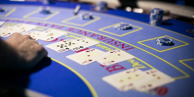Dealers are fighting back against the Wynn's current tipping policy.