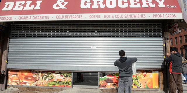 File photo: Two men close their bodega during a Yemeni protest against President Donald Trump's travel ban, in the Brooklyn borough of New York City, U.S. February 2, 2017. (REUTERS/Stephanie Keith)