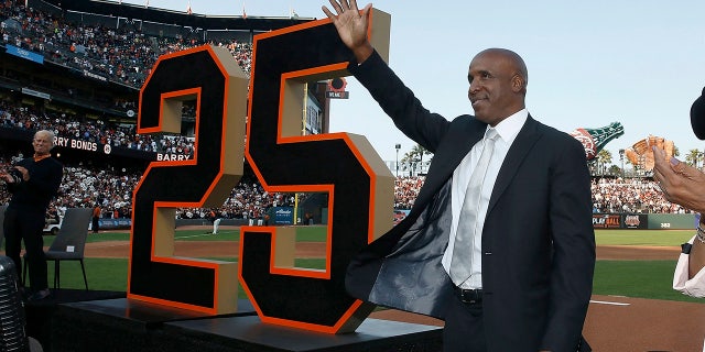 Former San Francisco Giants player Barry Bonds waves during a ceremony to retire his jersey number before a baseball game between the Giants and the Pittsburgh Pirates in San Francisco, Aug. 11, 2018.