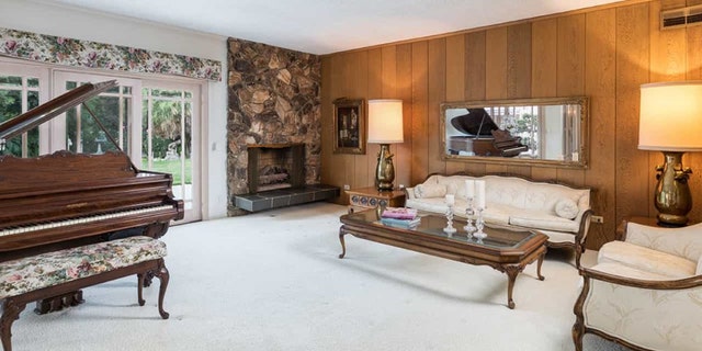 The actual interior does, however, features wood-paneled walls and a rock fireplace like the series.