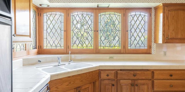 Fans may not immediately recognize the interiors, which, while retaining some '70s-era touches, does not closely resemble the inside of the Brady home.