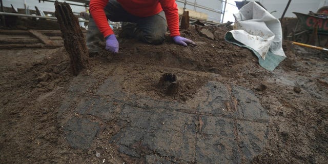 Excavation of Bronze Age Wheel at Must Farm, with hub clearly visible (© Cambridge Archaeological Unit)