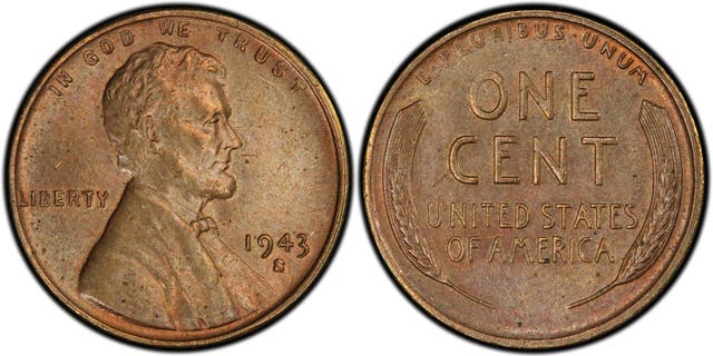 Pennies in 1943 were supposed to be made of zinc-coated steel and those grey-colored cents are quite common. Algumas moedas, no entanto, foram erroneamente feitas de bronze, a composição de metal do ano anterior. (PCGS.com)