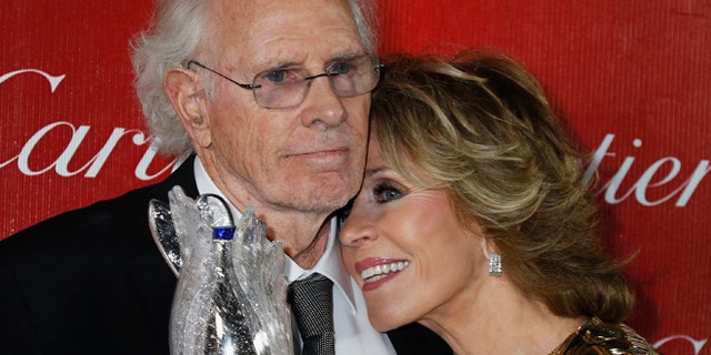 Presenter Jane Fonda leans her head on shoulder of actor Bruce Dern, star of the film "Nebraska" who received a Career Achievement Award at the 2014 Palm Springs International Film Festival Awards Gala in Palm Springs, California January 4, 2014. REUTERS/Fred Prouser (UNITED STATES - Tags: ENTERTAINMENT) - RTX172PP