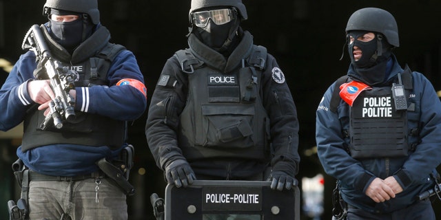 Police stand guard at Midi train station following bomb attacks in Brussels, Belgium, March 22, 2016. REUTERS/Christian Hartmann - RTSBPIH
