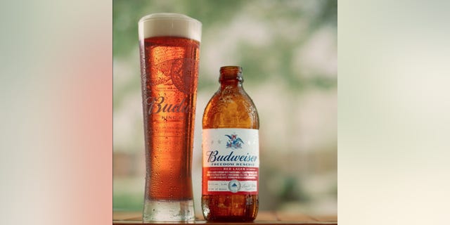 The full-bodied lager is brewed by veterans, with toasted barley gains and finishes with a hint of molasses.
