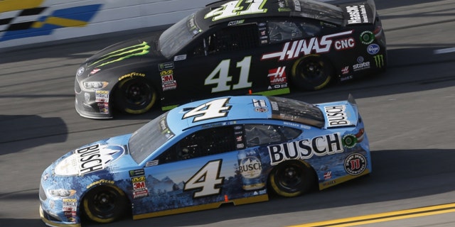 Kevin Harvick (4) battles Stewart-Haas teammate Kurt Busch in the Advance Auto Parts Clash