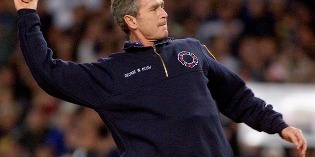 U.S. President George W. Bush throws out the ceremonial first pitch
before the start of Game 3 of the World Series in New York, October 30,
2001. The Arizona Diamondbacks lead the New York Yankees 2-0.
REUTERS/Ray Stubblebine
GMH/SV - RTR14S3J