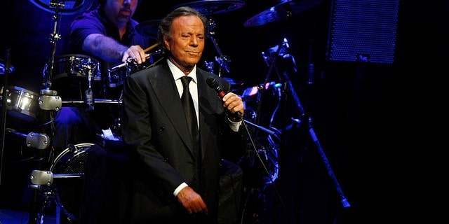 BARCELONA, SPAIN - JULY 04: Julio Iglesias performs "Julio Iglesias In Concert At Gran Teatre del Liceu" on July 4, 2012. (Photo by Miquel Benitez/Getty Images)