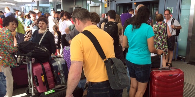 Frustrated travelers can't get their baggage out of Paris Charles de Gaulle Airport: 'Felt like I was robbed' 5 Passengers are shown standing with their luggage at an airport.