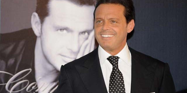 MADRID, SPAIN - MAY 09: Mexican singer Luis Miguel attends the photocall to promotes his new album "Complices" on May 09, 2008 at the Palace Hotel in Madrid, Spain. (Photo by Carlos Alvarez/Getty Images)