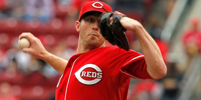 Cincinnati Reds starting pitcher Greg Reynolds (40) delivers a pitch to the Pittsburgh Pirates during the first inning of their MLB National League baseball game at Great American Ball Park in Cincinnati.