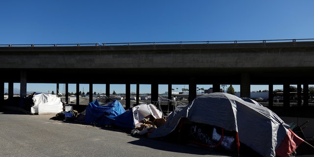 Un grand campement de sans-abri le long du sentier de la rivière Santa Ana à Anaheim.