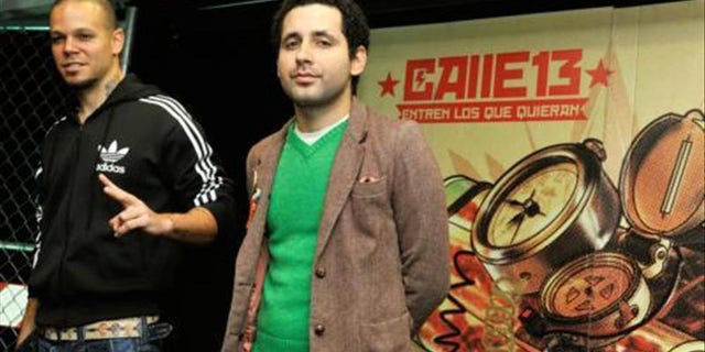 The Puerto Rican rap duo Calle 13 made up of Rene "Residente" Perez (l.) and Eduardo Jose "Visitante" Cabra (r.) are seen at a press conference in Mexico City.