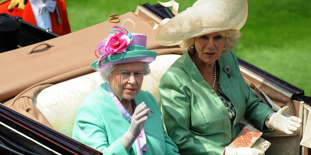 Camilla, Duquesa de cornualles, with her mother-in-law, Reina Elizabeth II.