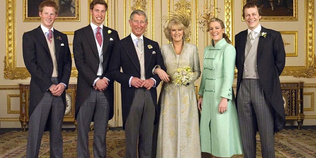 Le prince Charles et Camilla Parker Bowles sont photographiés lors de leur mariage avec tous leurs enfants (à droite), le prince Harry, le prince William, Laura et Tom Parker Bowles, dans la salle à dessin blanche du château de Windsor, le 10 avril 2005.