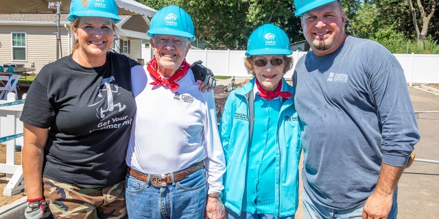 Trisha Yearwod, former President Jimmy Carter, former first lady Rosalynn Carter and Garth Brooks.
