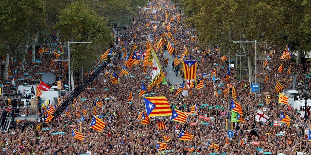 People wave Catalan separatist flags during a demonstration organised by Catalan pro-independence movements ANC (Catalan National Assembly) and Omnium Cutural, following the imprisonment of their two leaders Jordi Sanchez and Jordi Cuixart, in Barcelona, Spain, October 21, 2017. REUTERS/Gonzalo Fuentes - RC1BADA01AC0