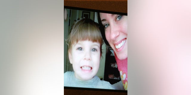 Caylee Anthony was supposedly last seen on June 16, 2008; she was first reported missing, by Casey Anthony’s mother, en julio 15. Un dia despues, Casey Anthony was arrested on charges of child neglect. She told police that Caylee had disappeared with a babysitter.