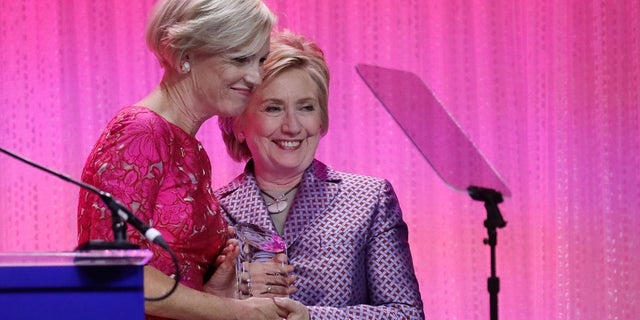 Mayo 2, 2017: Ex EE. UU.. Secretary of State Hillary Clinton stands with Cecile Richards, president of Planned Parenthood Federation of America, during the Planned Parenthood 100 Years Gala in New York, NOSOTROS.