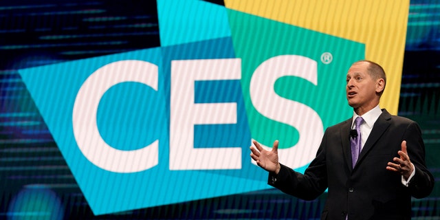 Gary Shapiro, CEO of the Consumer Technology Association, speaks at CES in Las Vegas, Nevada, U.S. Jan. 9, 2018. (REUTERS/Rick Wilking)
