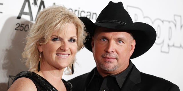 Singers Garth Brooks (R) and Trisha Yearwood pose as they arrive for the Songwriters Hall of Fame awards in New York June 16, 2011. REUTERS/Lucas Jackson (UNITED STATES - Tags: ENTERTAINMENT) - RTR2NR8A
