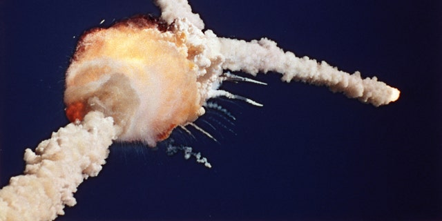 1986 年 1 月 28 日，挑战者号航天飞机从佛罗里达州肯尼迪航天中心起飞后不久爆炸。（美联社）