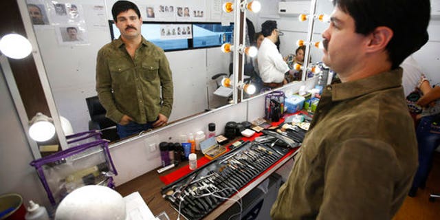 De la O, a Mexican stage actor bears an extraordinary resemblance to the drug lord after coming out of a makeup session.