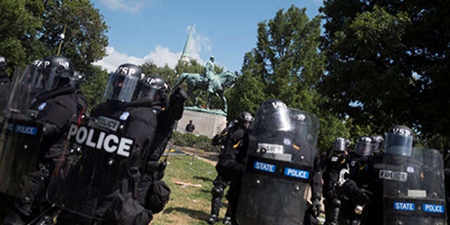 Virginia State Police move in as a crowd of white nationalists clash a group of counter-protesters near a statue of Robert E. Lee in Charlottesville, Virginia, U.S., August 12, 2017. REUTERS/Justin Ide - RTS1BIR3