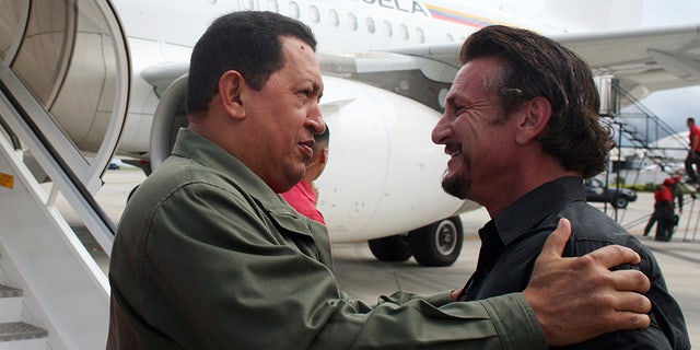 Venezuela's President Hugo Chavez (L) talks with U.S. actor and director Sean Penn in Cumana, 400 km (249 miles) east of Caracas October 19, 2008. Penn accompanied Chavez on a visit to a Venezuelan Petroleum (PDVSA) company gas plant. REUTERS/Miraflores Palace/Handout (VENEZUELA) - RTX9Q5P