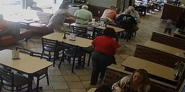 Before Harris stepped in, a fellow customer attempted to perform the Heimlich on the choking diner to no avail.