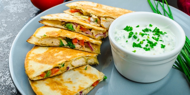 Chicken quesadilla with tomato, red onions, parsley and red pepper, fresh salad and creame sour-chive dip