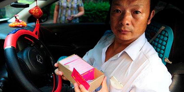 Wang Mingqing tirelessly searched for his daughter, even taking a job as a taxi driver to cover more ground.