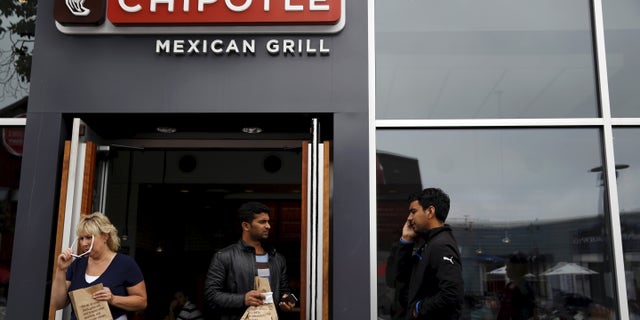 People carry bags as they leave a Chipotle Mexican Grill restaurant in San Francisco, California July 21, 2015. Burrito chain Chipotle Mexican Grill Inc reported lower-than-expected quarterly revenue on Tuesday. REUTERS/Robert Galbraith