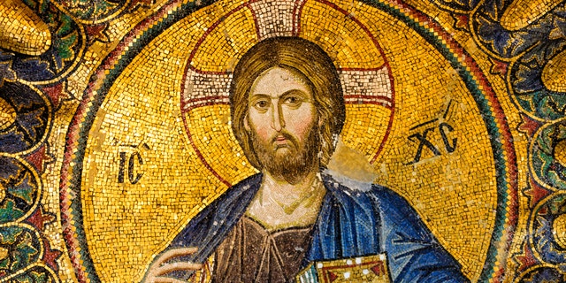 Тут показана мозаїка Христа XIII століття в церкві Святої Софії в Стамбулі, Туреччина.  Ісус "Він сміявся, працював руками, виявляв співчуття та безкорисливо кохав." сказав батько.  Джеффрі Кірбі з Південної Кароліни.