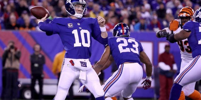 EAST RUTHERFORD, NJ - NOVEMBER 14: Eli Manning #10 of the New York Giants throws a pass against the Cincinnati Bengals during the first quarter of the game at MetLife Stadium on November 14, 2016 in East Rutherford, New Jersey. (Photo by Al Bello/Getty Images)