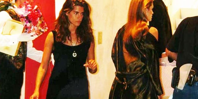 Nicole Clark (l) was the body double for Cindy Crawford (r) in a 1995 credit card commercial that ran during the Super Bowl.