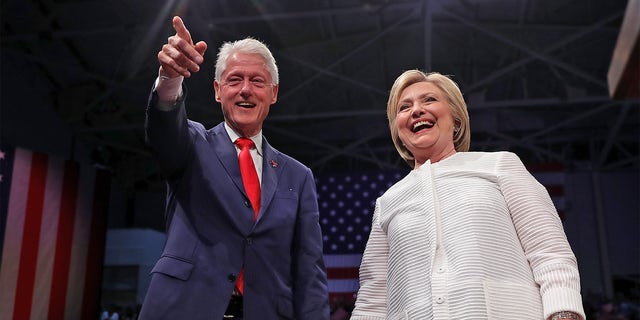 Bill a Hillary Clintonovi během voleb 2016.