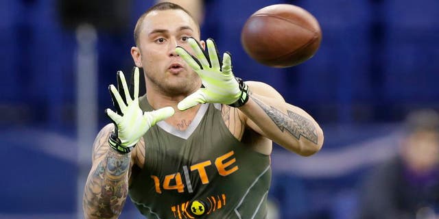 Oregon tight end Colt Lyerla runs a drill at the NFL football scouting combine in Indianapolis, Saturday, Feb. 22, 2014. (AP Photo/Michael Conroy)