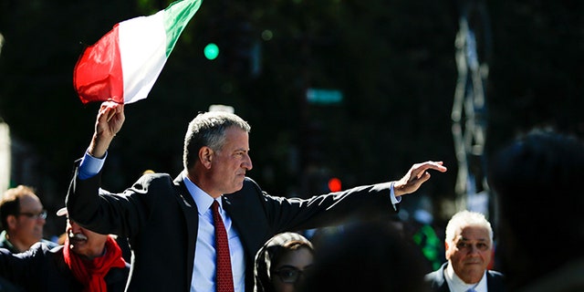 New York Mayor Bill de Blasio takes part in the 72nd Annual Columbus Day Parade in New York, U.S. October 10, 2016. REUTERS/Eduardo Munoz - D1AEUGFHMYAC