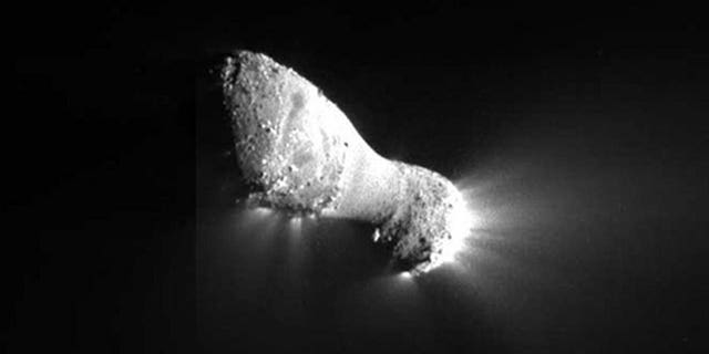 A stunning close-up photo of Comet Hartley 2 from the Nov. 4, 2010 flyby performed by NASA's Deep Impact spacecraft. This close-up view of comet Hartley 2 was captured by the spacecraft's Medium-Resolution Instrument.