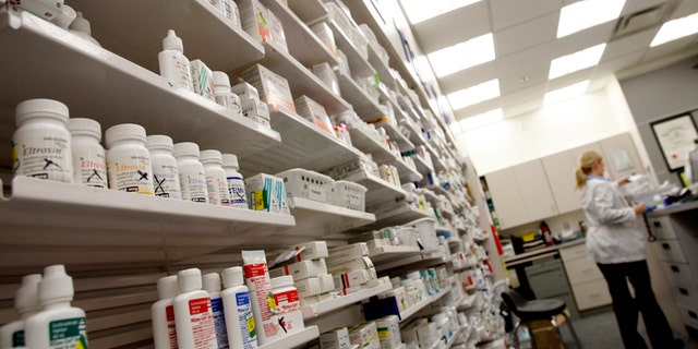 A pharmacist works at a pharmacy in Toronto, January 31, 2008. REUTERS/Mark Blinch (CANADA) - GM1DXDYKIPAA