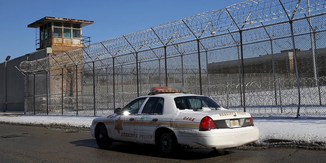 A Cook County Sheriff's police car patrols the exterior of the Cook County Jail in Chicago, Jan. 12, 2016.  (REUTERS/Jim Young )